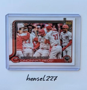 2025 Topps Series 1 - Cincinnati Reds #99 Golden Mirror Image Variation - Bild 1 von 2