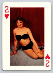 Tarjeta intercambiable de bikini negro pinup morena pelo rizado dos de corazones - Imagen 1 de 2
