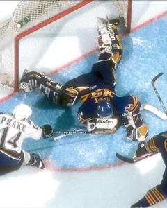Dominik Hasek Overhead Save Buffalo Sabres 8x10 Vintage NHL Hockey Photo - Picture 1 of 1