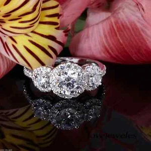 Anillo de boda de compromiso de halo de 3 piedras de corte redondo de 2,55 quilates de oro de 14 quilates - Imagen 1 de 7