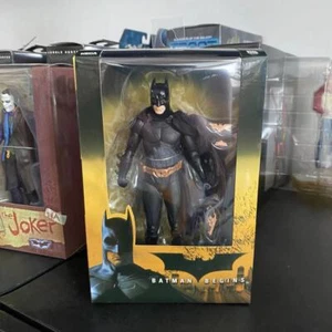 NECA Batman Begins Christian Bale ver. Batman Toy With Weapons 7" Action Figure - Bild 1 von 7