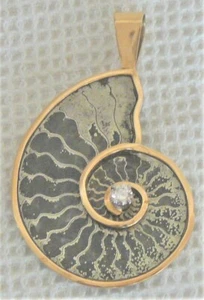 Ammonite pendant w. 14K gold, gold leaf accents, approx. 0.26 Kt. raised diamond - Picture 1 of 2