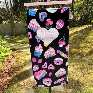 Betsey Johnson schwarz Cupcakes Erdbeeren Lutscher Überwurf Decke 50x60 Neu mit Etikett - Bild 1 von 10