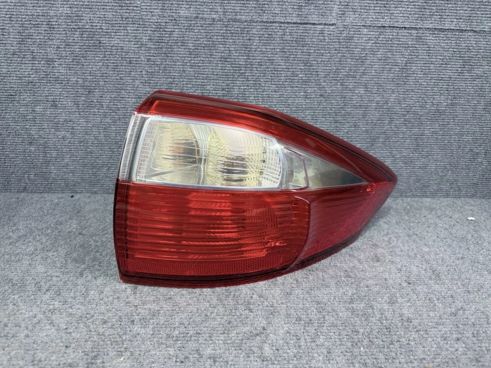 Luz trasera derecha (lado del pasajero) Ford C-Max C Max 2013-2016 OEM Foto 1 de 4