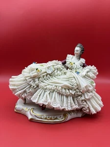 RARO Dresden Fritze Ackermann Estatuilla de Encaje Mujer Leyendo 5.75"x 8.5"x 5.25" - Imagen 1 de 11