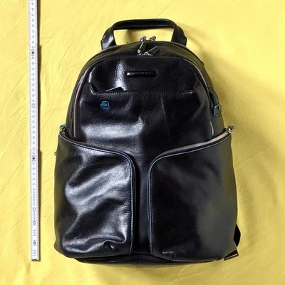 Wunderschöner Piquadro Rucksack aus dunkelblauem Leder mit hellblauen Rändern - Bild 1 von 4