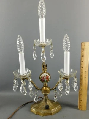 LÂMPADA DE CANDELABRO ANTIGA DE BRONZE 3 BRAÇOS PINTADA À MÃO FIGURATIVA INSERÇÃO DE PORCELANA - Imagem 1 de 4