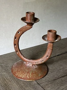 Rustic Metal Horseshoe Candlestick Holder Western Decor Sturdy - Imagen 1 de 10