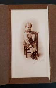 Vintage Junge im Stuhl Sepia Foto 3 1/2 x 7 Anfang des 20. Jahrhunderts - Bild 1 von 4