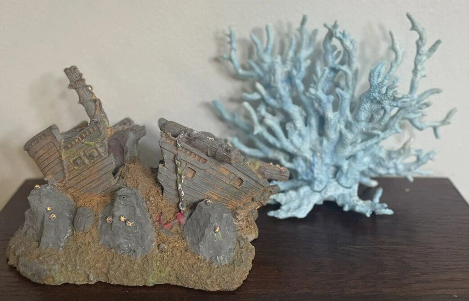 2 шт. аквариумный декор пиратский корабль и искусственный синий коралл аквариум пляжный домик б/у в отличном состоянии - Изображение 1 из 4