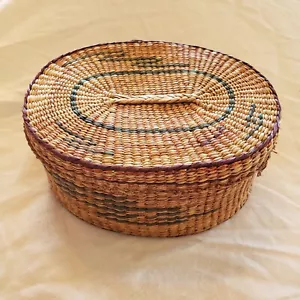 Cesto ovale vintage in erba dolce intrecciata a mano con coperchio 6,5" x 5" x 3" - Foto 1 di 23