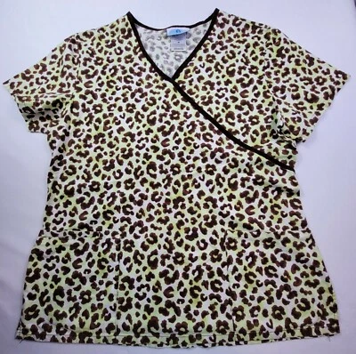 Blusa SB Scrub Feminina Tamanho Médio Estampa Cheeta Pit To Pit 20 polegadas Comprimento 26 polegadas Envoltório Simulado - Imagem 1 de 4