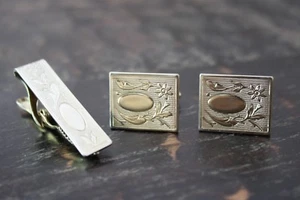 Set cravatta gemelli design inciso senza marchio tono argento vintage Estate - Foto 1 di 9