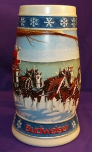 1995 BUDWEISER HOLIDAY STEIN CHE ILLUMINA LA STRADA CON UN FARO E FIOCCHI DI NEVE - Foto 1 di 10