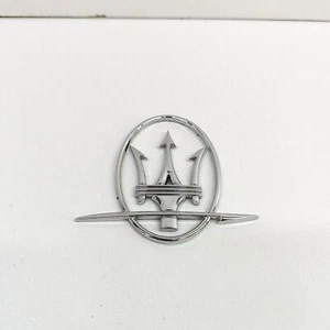 Maserati Ghibli M157 Auto-Emblem hinten rechts 670005431 2016 27540856 - Bild 1 von 6