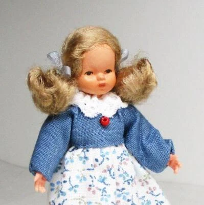 Zapatos rojos corpiño azul niña vestida 01 0746 miniatura flexible casa de muñecas Foto 1 de 4