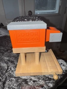 2003 Thomas The Train Sodor Coal Co Red Loader + Crank Holzeisenbahn Vintage - Bild 1 von 6