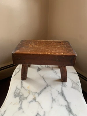 Antiguo taburete/banco de madera brutalista rústico con patas jugadas Foto 1 de 4