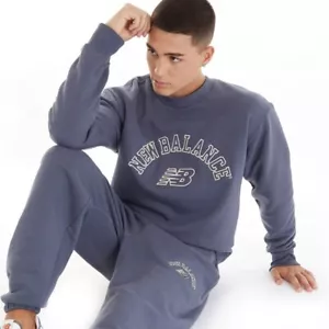 New Balance Arch Stacked Logo Crew Sweatshirt Size M Blue RRP £55 Brand New - Picture 1 of 4