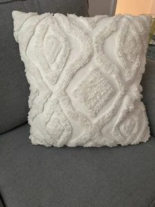 LARGE ARTISTIC ACCENTS THICK WHITE CHENILLE PILLOW COVER W/INSERT 22”X22” - Picture 1 of 9