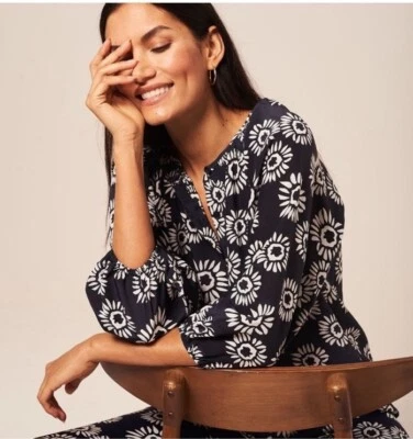 Blusa Tucker The Classic Gaby’s Azul Marino Margaritas Seda Cuello Calzoncillo Pequeña Foto 1 de 4