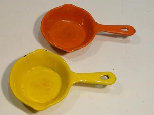 Sartenes miniatura vintage de hierro fundido esmaltado amarillo y naranja de 3 3/4" - Imagen 1 de 4