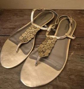 Alfani Damen 11 goldfarbene Leder verzierte Flip-Flop Zehenstegsandalen - Bild 1 von 7