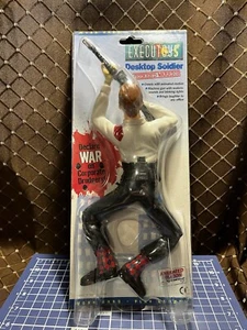 1999 Executoys 12" Office Shooter Crawling Desktop Soldier 2nd Amendment Figur - Bild 1 von 3