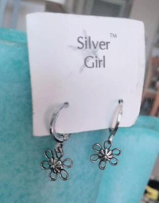 Pendientes colgantes Huggie de plata con flores para niña - Nuevos con etiquetas Foto 1 de 3