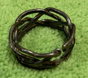 Anillo de metal entretejido X’s pequeño - Imagen 1 de 6