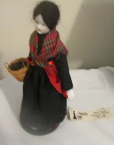 Muñeca de porcelana Molly hecha a mano de colección chica de campo irlandesa turba de césped con etiqueta 1984 - Imagen 1 de 7