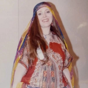 Vintage Foto hübsche Dame Retro Hippie Kostüm Halloween süß Fund Kunst Schnappschuss - Bild 1 von 5