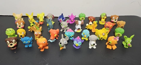 large lot of 34 Ugglys Pet Shop toy figures Cover