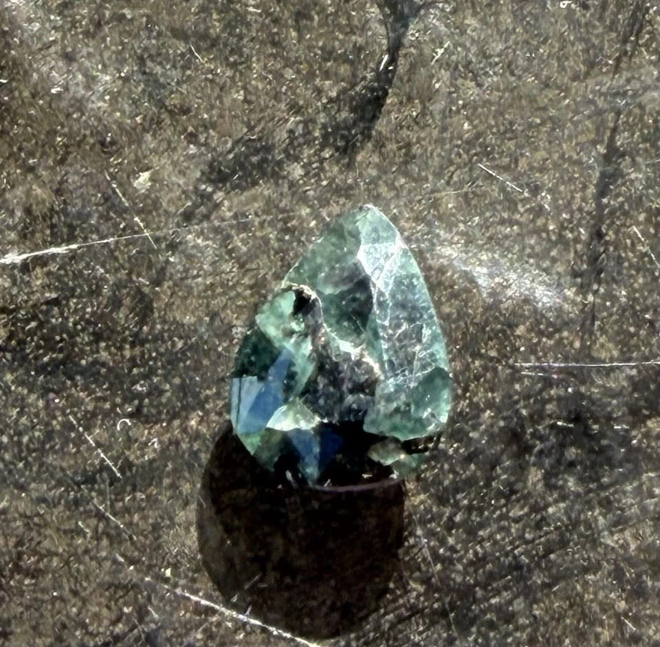 Alejandrita natural - Piedra preciosa especial cumpleaños pera 5,53 quilates AAA💎verde oscuro Foto 1 de 4