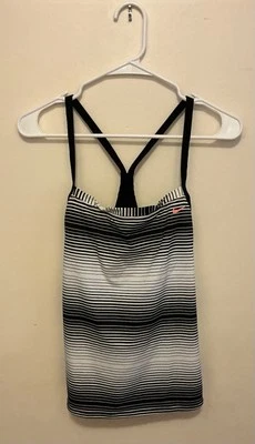 Sujetador para mujer Nike Activewear Top rayas blancas y negras incorporado grande Foto 1 de 4