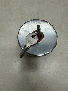 Tapa de gasolina con bloqueo Chevrolet vintage con llaves NOS - Imagen 1 de 5