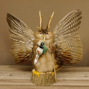 Wolpertinger Wolpi Präparat Rehgeweih Stock Flügel Pfeife orange Augen h 40 cm - Zdjęcie 1 z 10