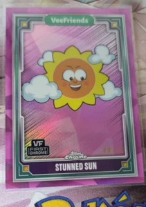 2025 Topps Chrome VeeFriends Stunned Sun Pink Serial Numbered #48/75 - Foto 1 di 6
