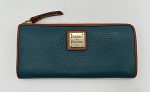 Dooney & Bourke Pebble Grain Portafoglio pochette con zip blu e marrone - Foto 1 di 11