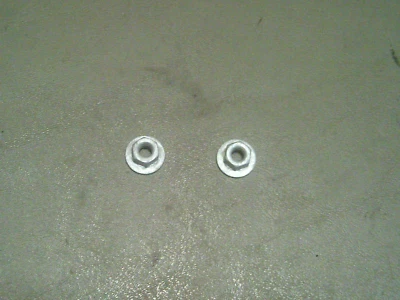 03-06 Chevrolet Avalanche Juego de tuercas de montaje de bisagra de retención de tope de puerta trasera derecha o derecha Foto 1 de 2