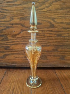 Botella de perfume de vidrio egipcio vintage con adornos dorados y flores grabadas - Imagen 1 de 15