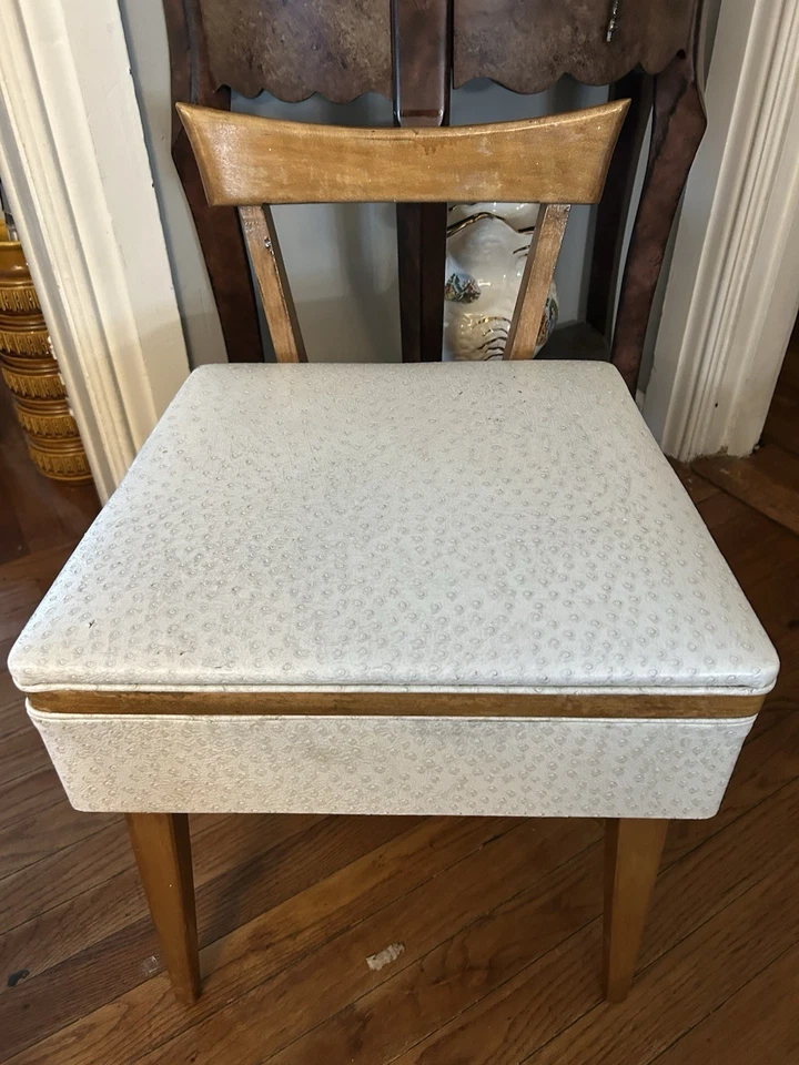 Banco de costura danés MCM de teca  Foto 1 de 4