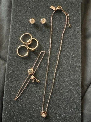 Conjunto de joyas Coach tono oro rosa collar pulsera anillos pasadores círculo Foto 1 de 4