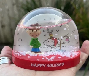 Snoopy & Linus Happy Holidays Snow Globe 2011 Peanuts Worldwide LLC - Foto 1 di 8