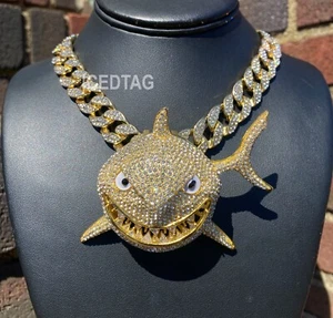 Colgante Deslumbrante Deslumbrante Helado de Aleación Tiburón Grande Enchapado en Oro Hip Hop y Cadena de Collar de 18 - Imagen 1 de 16