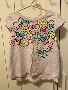 SANRIO Hello Kitty Mädchen Kurzarm Grafik T-Shirt Größe 4-5/110 cm Flieder/Rosa - Bild 1 von 9
