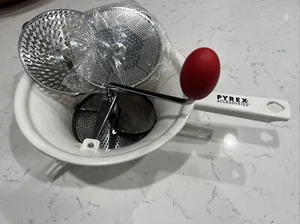Pyrex Hand Food Mill With 3 Blades. - 2 Quart In Great Condition - Picture 1 of 5