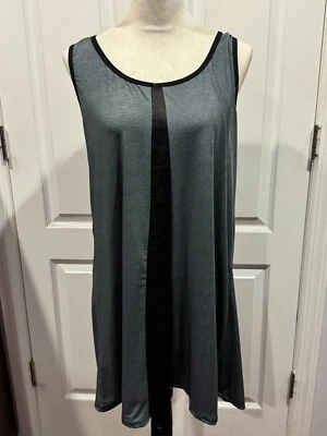 女式灰色带黑色条纹设计睡衣 XL 码 34 英寸长 x 18 英寸宽 — 第 1/4 张图片