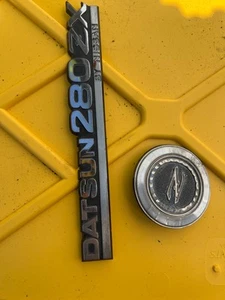 79 DATSUN 280ZX TAPA MALETERO TRASERO / INSIGNIA EMBLEMA CAPÓ - Imagen 1 de 3