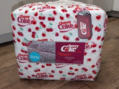 Набор из 4 плюшевых простыней Coca Cola Cherry Coke QUEEN красные вишни, розовые и с логотипом  - Изображение 1 из 3